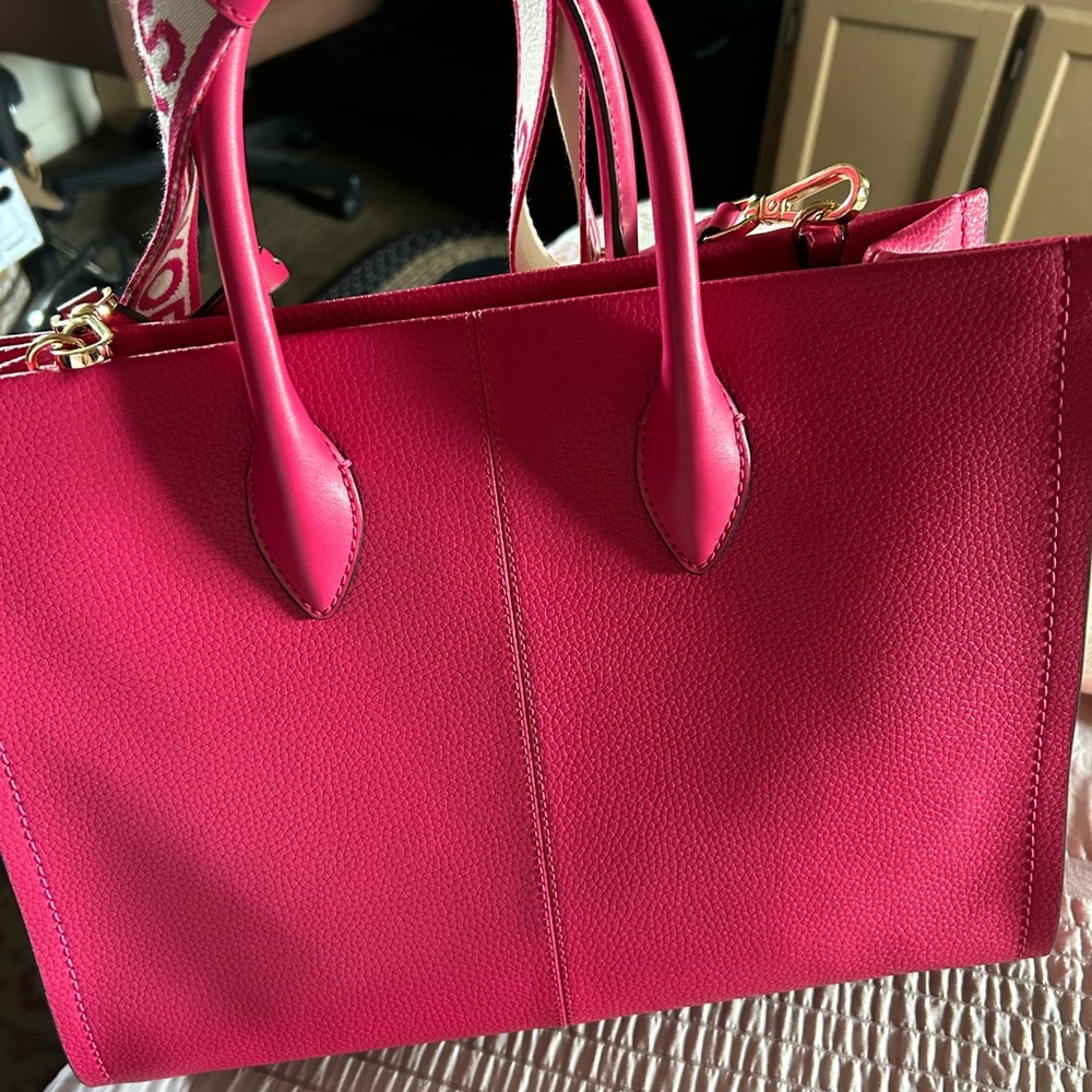 Large size authentic Michael Kors, purse and wallet. Use less than a month.